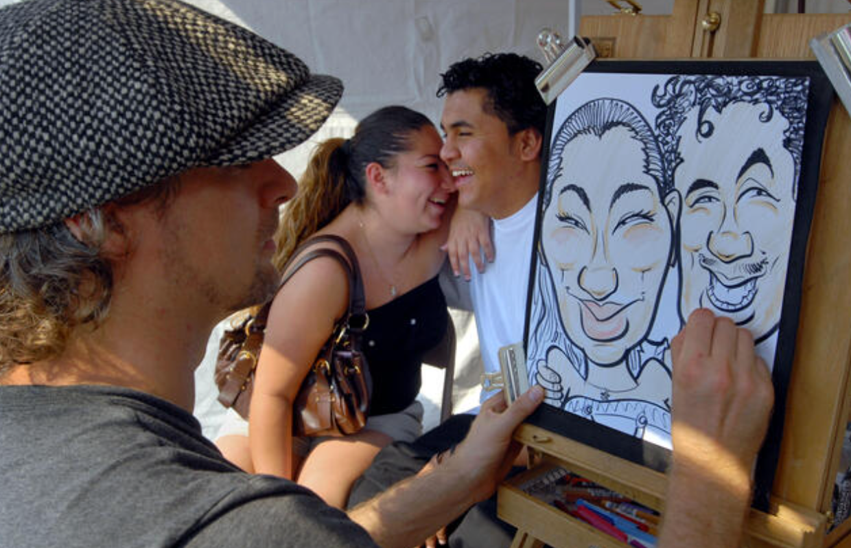 couple posant devant un caricaturiste.png